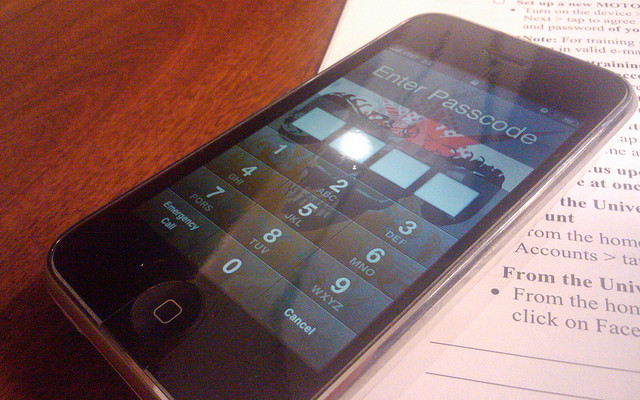 iPhone 3GS lock screen password enter keys