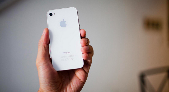 Apple iPhone 4S white model