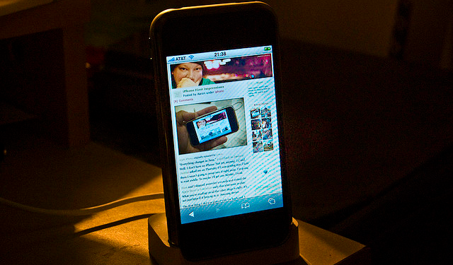 Featured Image - Apple iphone Mobile Safari browsing web Accessible Mobile Content